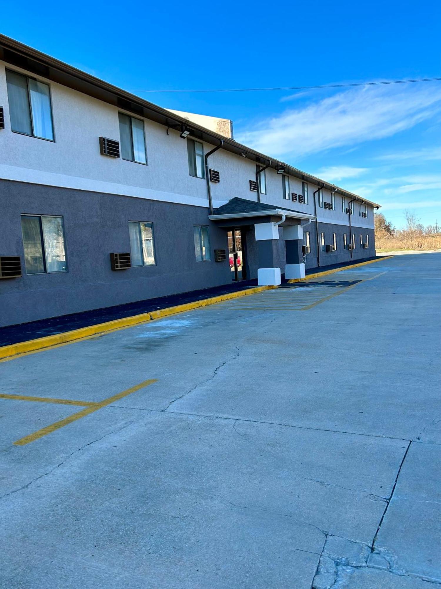 Rodeway Inn Emporia Exterior photo