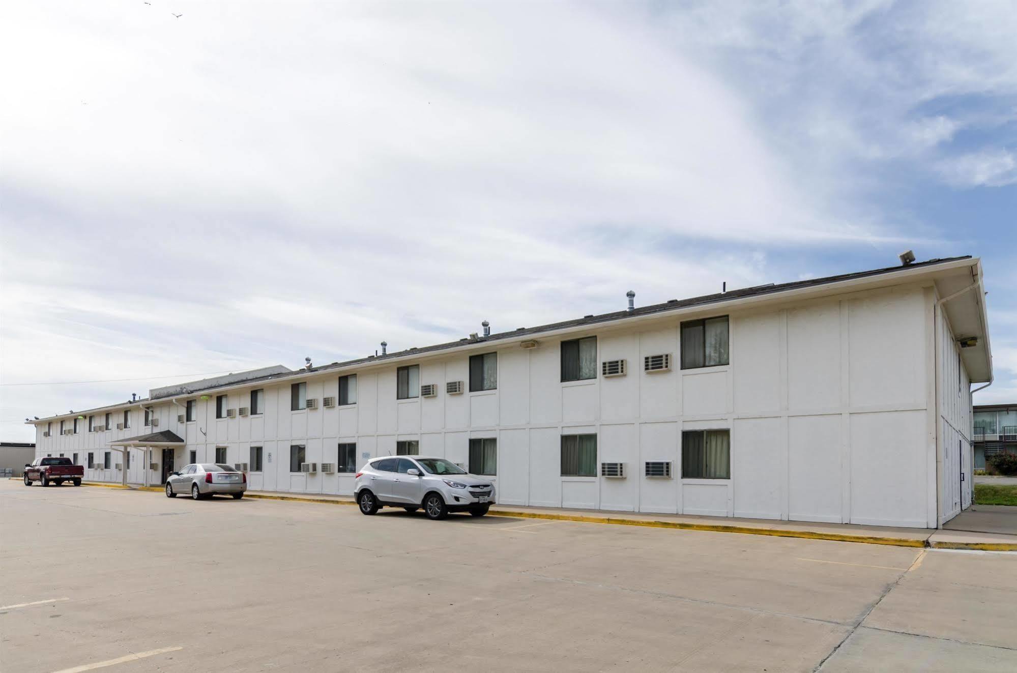 Rodeway Inn Emporia Exterior photo